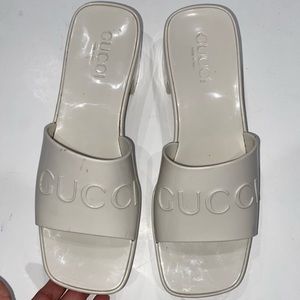 Women's Gucci rubber slide sandal 624730 j8700 9022